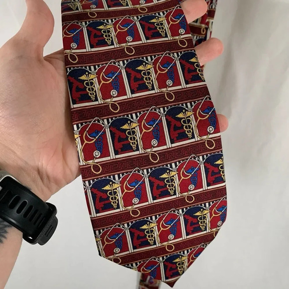 Smithsonian Tie Men's 65" Red Medial Print 100% Silk Doctor Classic - Picture 1 of 6